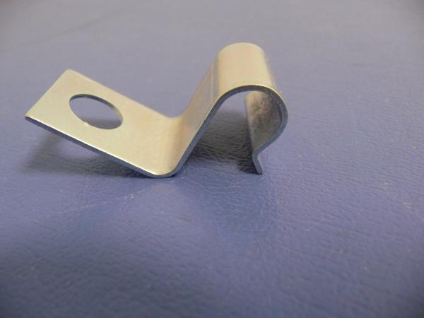 Halteschelle Benzinleitung seitlich am Gebläsekasten