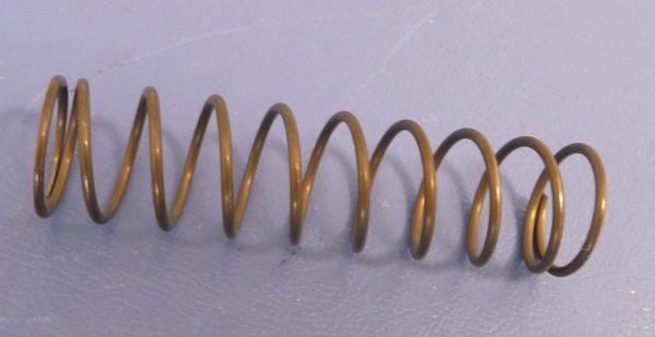 Feder auf der Kipphebelwelle 18-22 KW (24-30 PS)