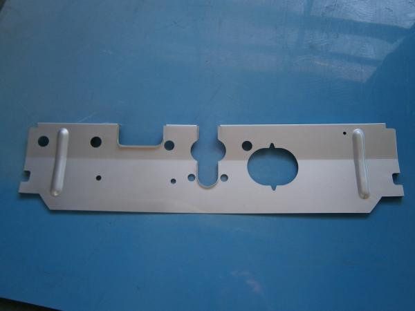 Versteifungsblech zwischen den Längsträgern T1 vorn