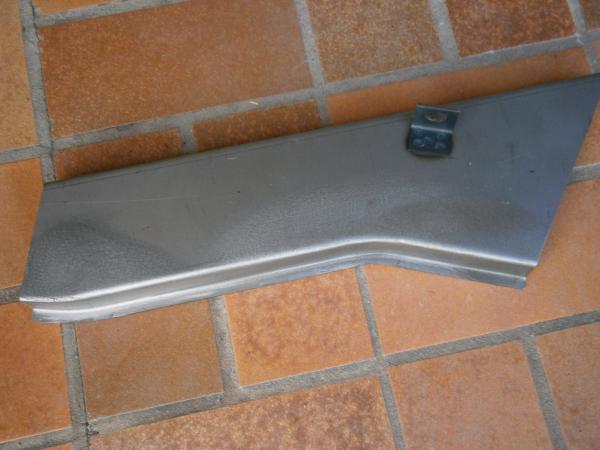 Hauptrahmenabschnitt hinter Vorderachse rechts T1